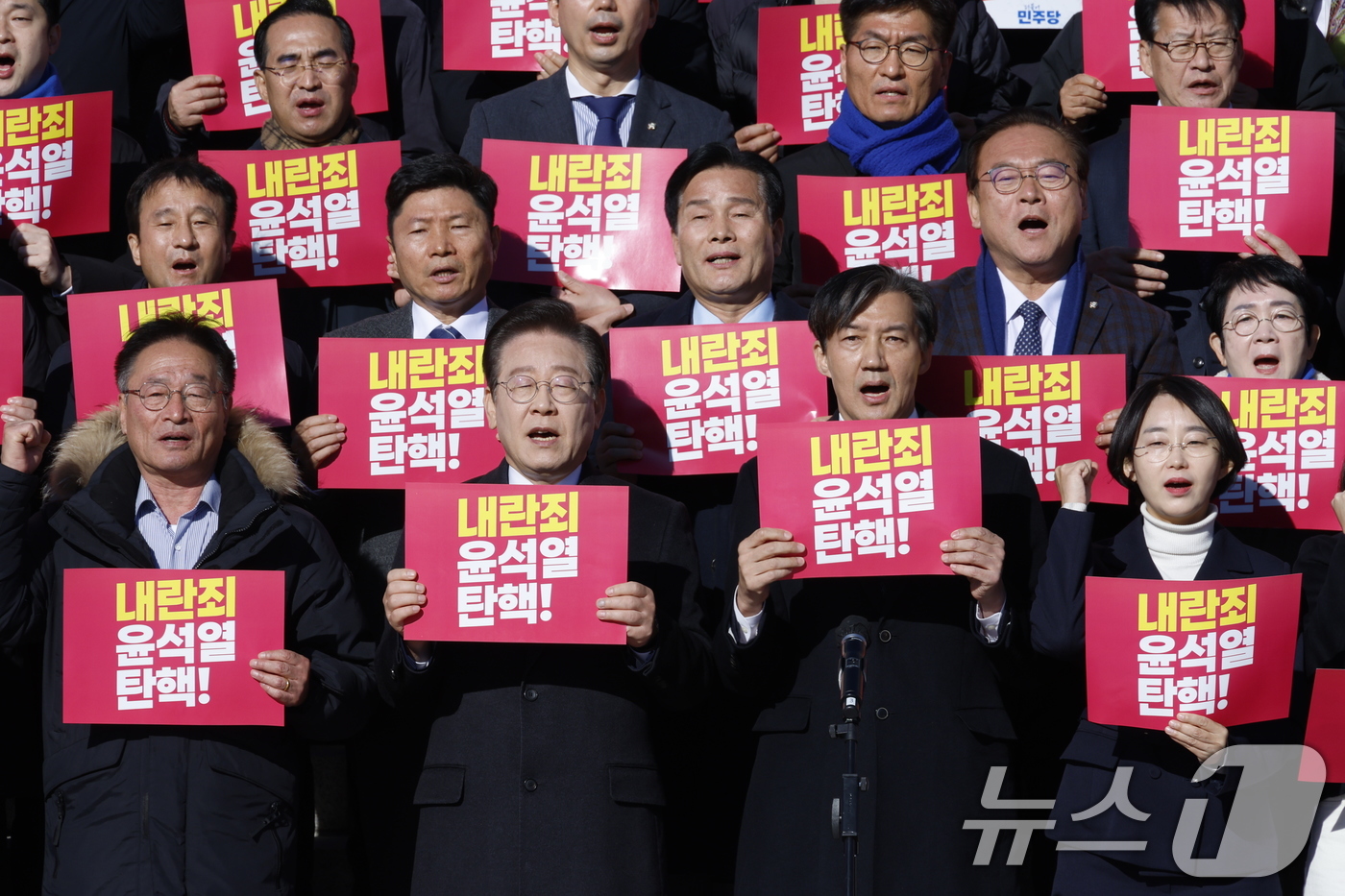 (서울=뉴스1) 안은나 기자 = 이재명 더불어민주당 대표와 조국 조국혁신당 대표를 비롯한 참석자들이 6일 서울 여의도 국회 본청 계단에서 열린 내란 동조 국민의힘 규탄 및 탄핵소추 …