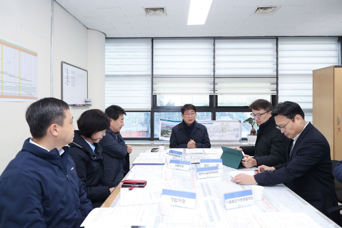 박상우 국토교통부 장관&#40;가운데&#41;이 6일 오전 구로역을 방문해 혼잡도 관리현황 등에 대해 논의하고 있다.&#40;국토교통부 제공&#41;