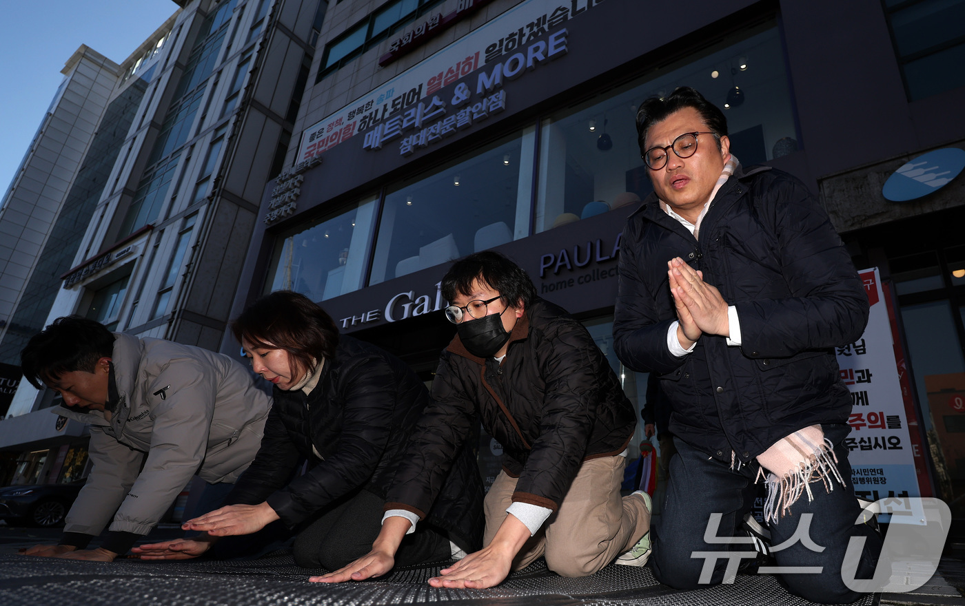 (서울=뉴스1) 이동해 기자 = 송파구 주민들이 6일 서울 송파구 배현진 국민의힘 의원 사무실 앞에서 배의원의 윤석열 대통령 탄핵소추안 찬성 표결을 촉구하며 108배를 하고 있다. …