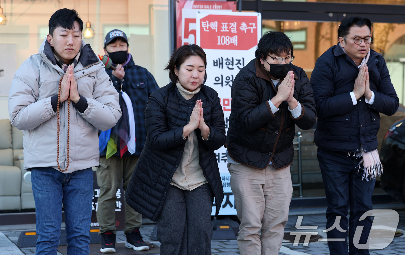 (서울=뉴스1) 이동해 기자 = 송파구 주민들이 6일 서울 송파구 배현진 국민의힘 의원 사무실 앞에서 배의원의 윤석열 대통령 탄핵소추안 찬성 표결을 촉구하며 108배를 하고 있다. …