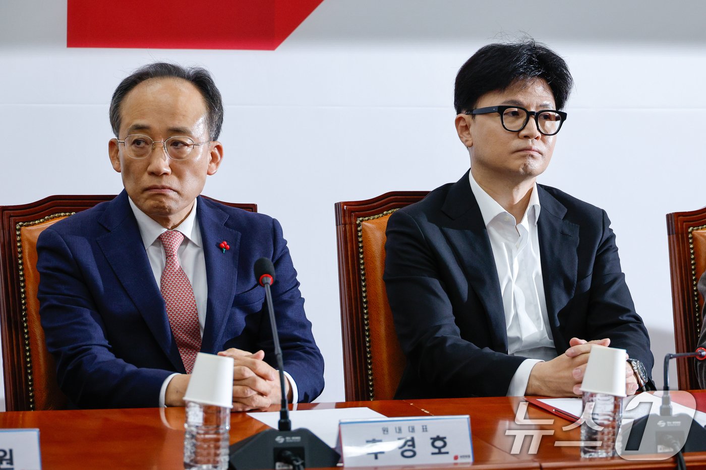 본문 이미지 - 한동훈 국민의힘 대표(오른쪽)와 추경호 원내대표가 6일 오전 서울 여의도 국회에서 열린 긴급최고위원회의에서 비공개 전환을 기다리고 있다. 2024.12.6/뉴스1 ⓒ News1 안은나 기자