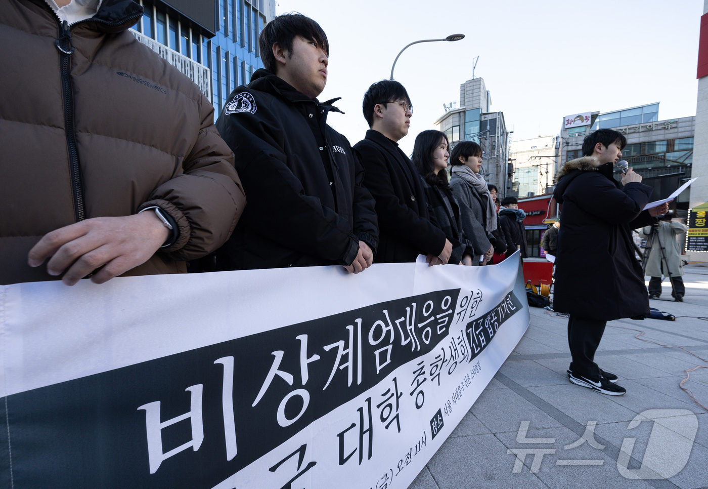 (서울=뉴스1) 이재명 기자 = 고려대학교·서강대학교를 비롯한 전국 7개 대학 총학생회 학생들이 6일 오전 서울 마포구 신촌 스타광장에서 비상계엄 대응을 위한 전국 대학 총학생회 …