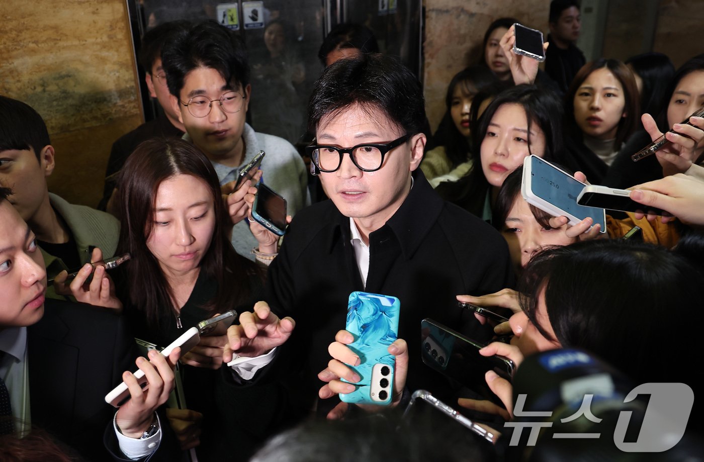 본문 이미지 - 한동훈 국민의힘 대표가 6일 서울 여의도 국회에서 의원들과 비공개 회의를 마치고 본청을 나서며 취재진의 질문에 답하고 있다. 2024.12.6/뉴스1 ⓒ News1 김성진 기자