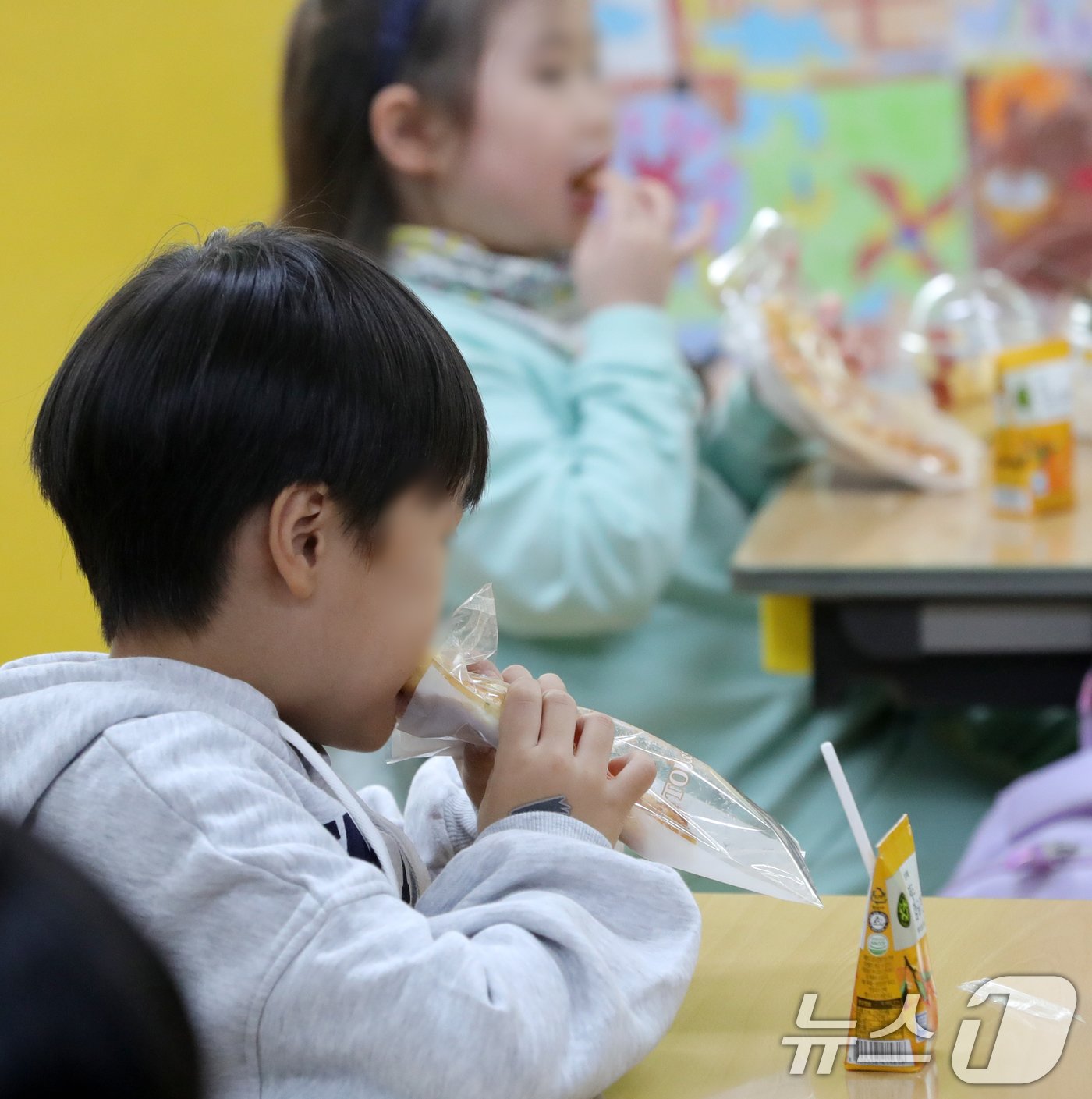 학교비정규직연대회의가 총파업에 돌인한 6일 전북자치도 전주시 홍산초등학교에서 학생들이 대체급식으로 나온 빵을 먹고 있다. 2024.12.6/뉴스1 ⓒ News1 유경석 기자