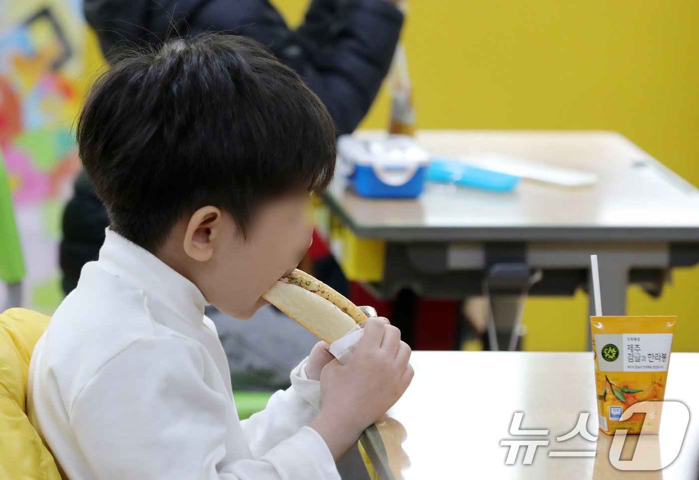 본문 이미지 - 학교비정규직연대회의가 총파업에 돌인한 6일 전북자치도 전주시 홍산초등학교에서 학생들이 대체급식으로 나온 빵을 먹고 있다. 2024.12.6/뉴스1 ⓒ News1 유경석 기자