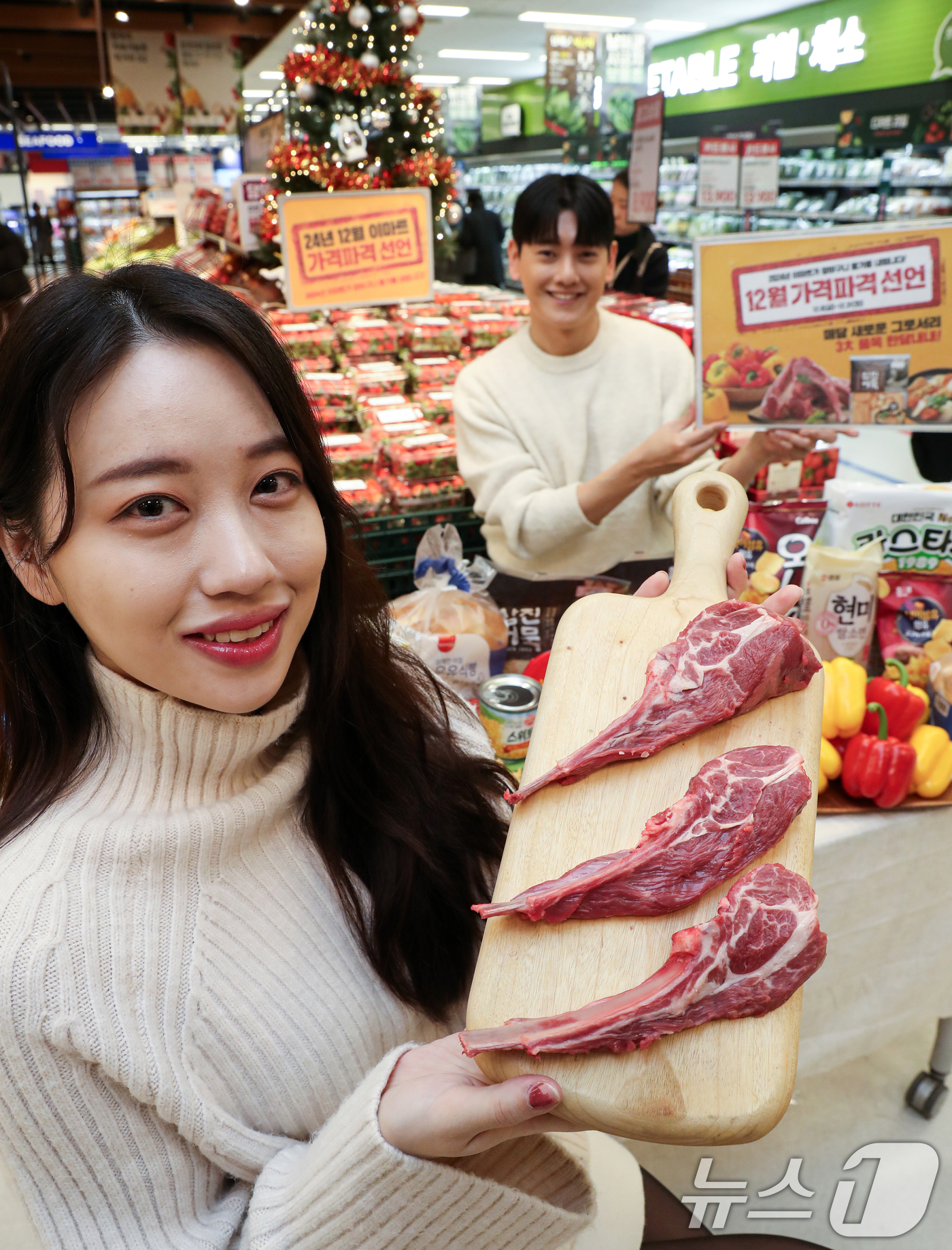 (서울=뉴스1) 이승배 기자 = 6일 서울 용산구 이마트 용산점에서 모델들이 램 숄더랙, 가니쉬용 파프리카, 삼진어묵 국탕조합모듬 등 12월 가격파격 3대 핵심상품을 선보이고 있다 …