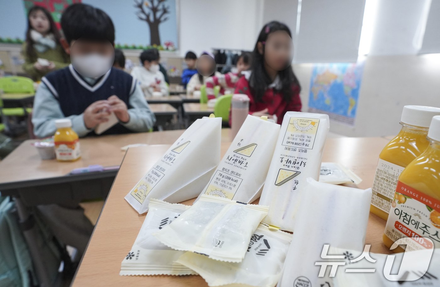 학교 급식·돌봄 업무에 종사하는 비정규직 노동자들이 임금체계 개선을 요구하며 총파업 투쟁에 나선 6일 오전 경기 수원시의 한 초등학교에서 학생들이 대체급식으로 나온 빵을 먹고 있다. &#40;공동취재&#41; 2024.12.6/뉴스1 ⓒ News1 김영운 기자