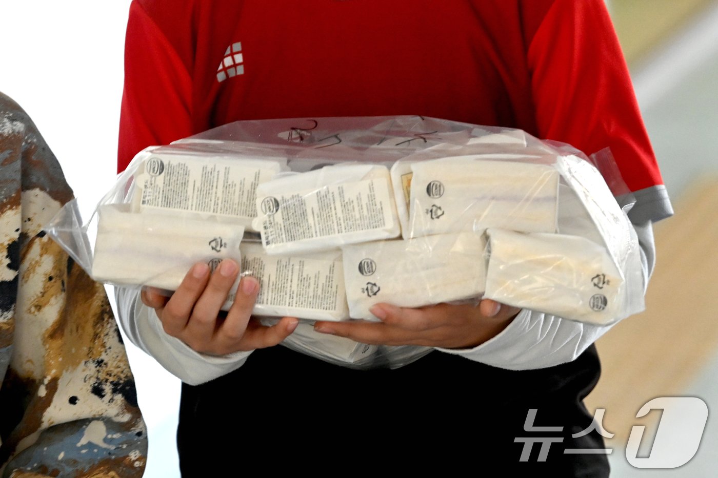 본문 이미지 - 학교 급식·돌봄 업무에 종사하는 비정규직 노동자들이 임금체계 개선을 요구하며 총파업 투쟁에 나선 6일 오전 경기 수원시의 한 초등학교에서 학생들이 대체급식으로 나온 빵을 받고 있다. &#40;공동취재&#41; 2024.12.6/뉴스1 ⓒ News1 김영운 기자