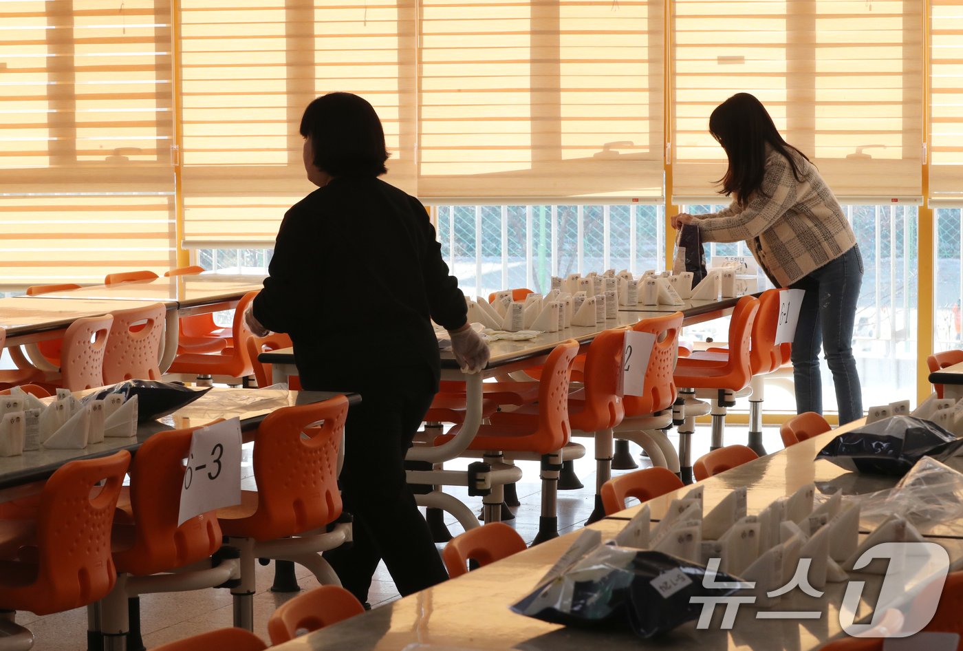 본문 이미지 - 학교 급식·돌봄 업무에 종사하는 비정규직 노동자들이 임금체계 개선을 요구하며 총파업 투쟁에 나선 6일 오전 경기 수원시의 한 초등학교에서 교직원들이 대체급식을 준비하고 있다. 2024.12.6/뉴스1 ⓒ News1 김영운 기자