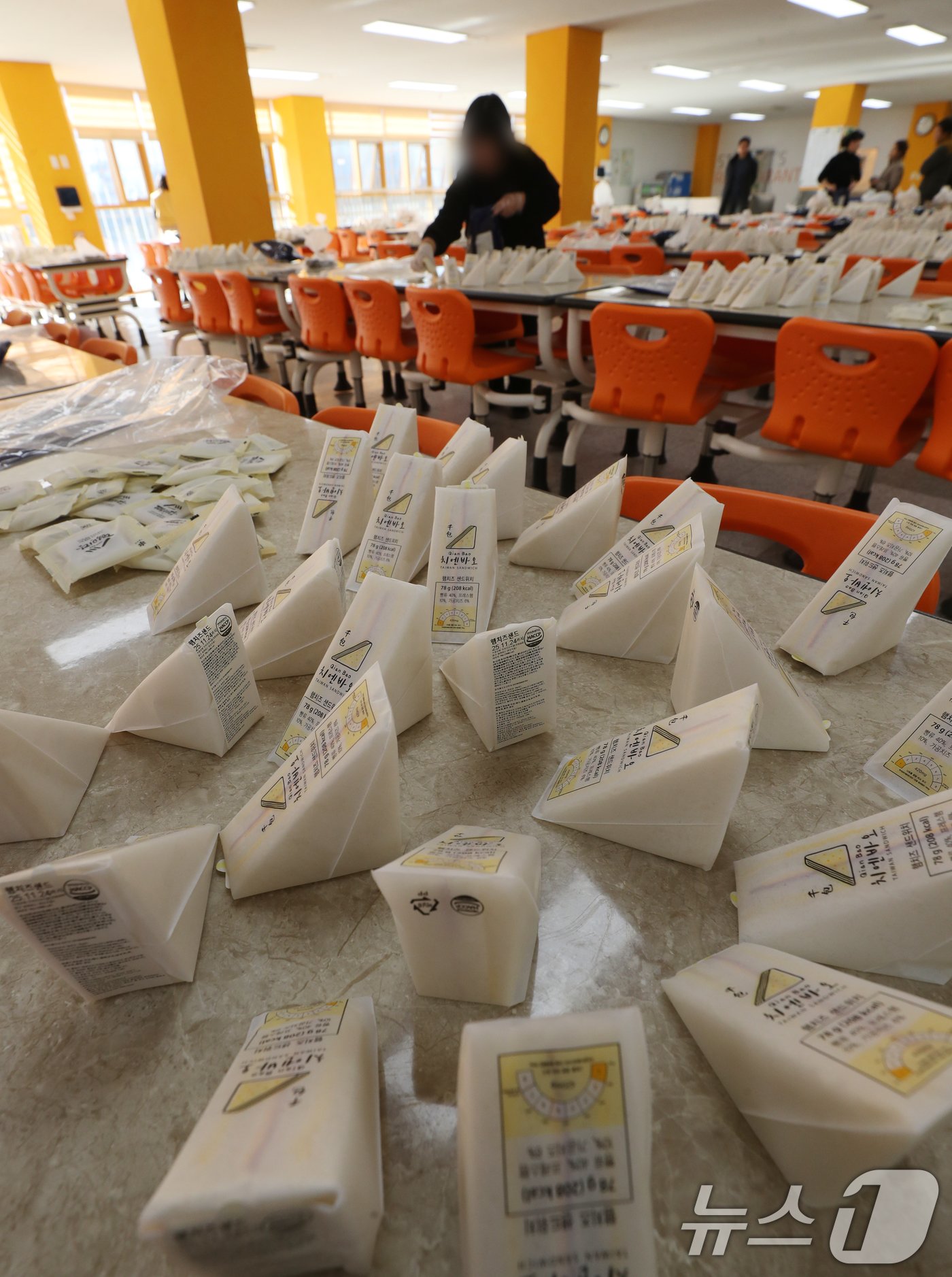 본문 이미지 - 학교 급식·돌봄 업무에 종사하는 비정규직 노동자들이 임금체계 개선을 요구하며 총파업 투쟁에 나선 6일 오전 경기 수원시의 한 초등학교에서 교직원들이 대체급식을 준비하고 있다. 2024.12.6/뉴스1 ⓒ News1 김영운 기자