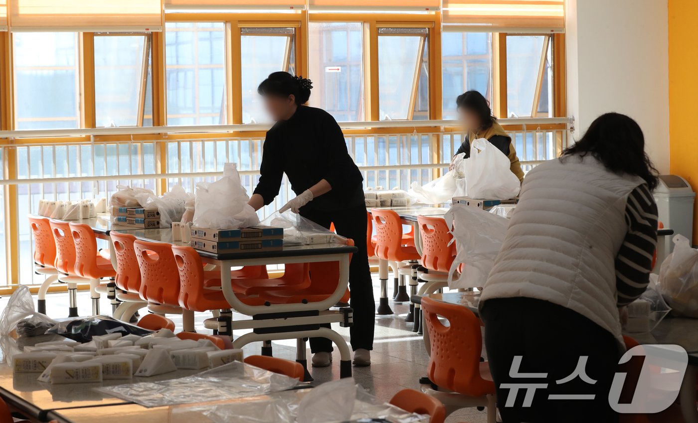 본문 이미지 - 학교 급식·돌봄 업무에 종사하는 비정규직 노동자들이 임금체계 개선을 요구하며 총파업 투쟁에 나선 6일 오전 경기 수원시의 한 초등학교에서 교직원들이 대체급식을 준비하고 있다. 2024.12.6/뉴스1 ⓒ News1 김영운 기자
