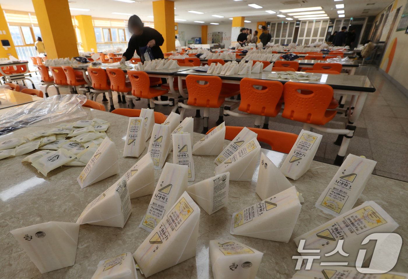 본문 이미지 - 학교 급식·돌봄 업무에 종사하는 비정규직 노동자들이 임금체계 개선을 요구하며 총파업 투쟁에 나선 6일 오전 경기 수원시의 한 초등학교에서 교직원들이 대체급식을 준비하고 있다. 2024.12.6/뉴스1 ⓒ News1 김영운 기자