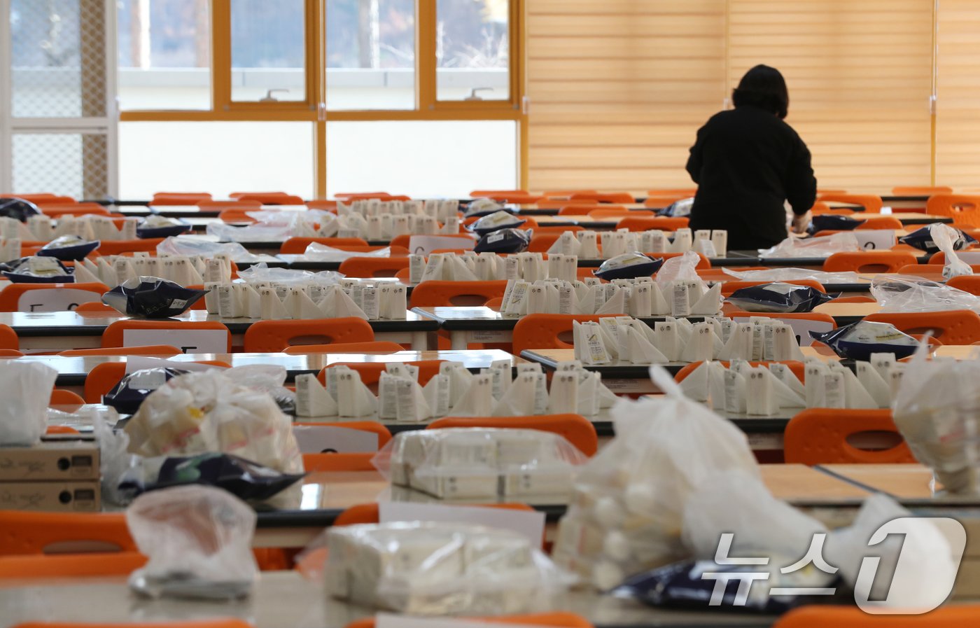 학교 급식·돌봄 업무에 종사하는 비정규직 노동자들이 임금체계 개선을 요구하며 총파업 투쟁에 나선 6일 오전 경기 수원시의 한 초등학교에서 교직원들이 대체급식을 준비하고 있다. 2024.12.6/뉴스1 ⓒ News1 김영운 기자