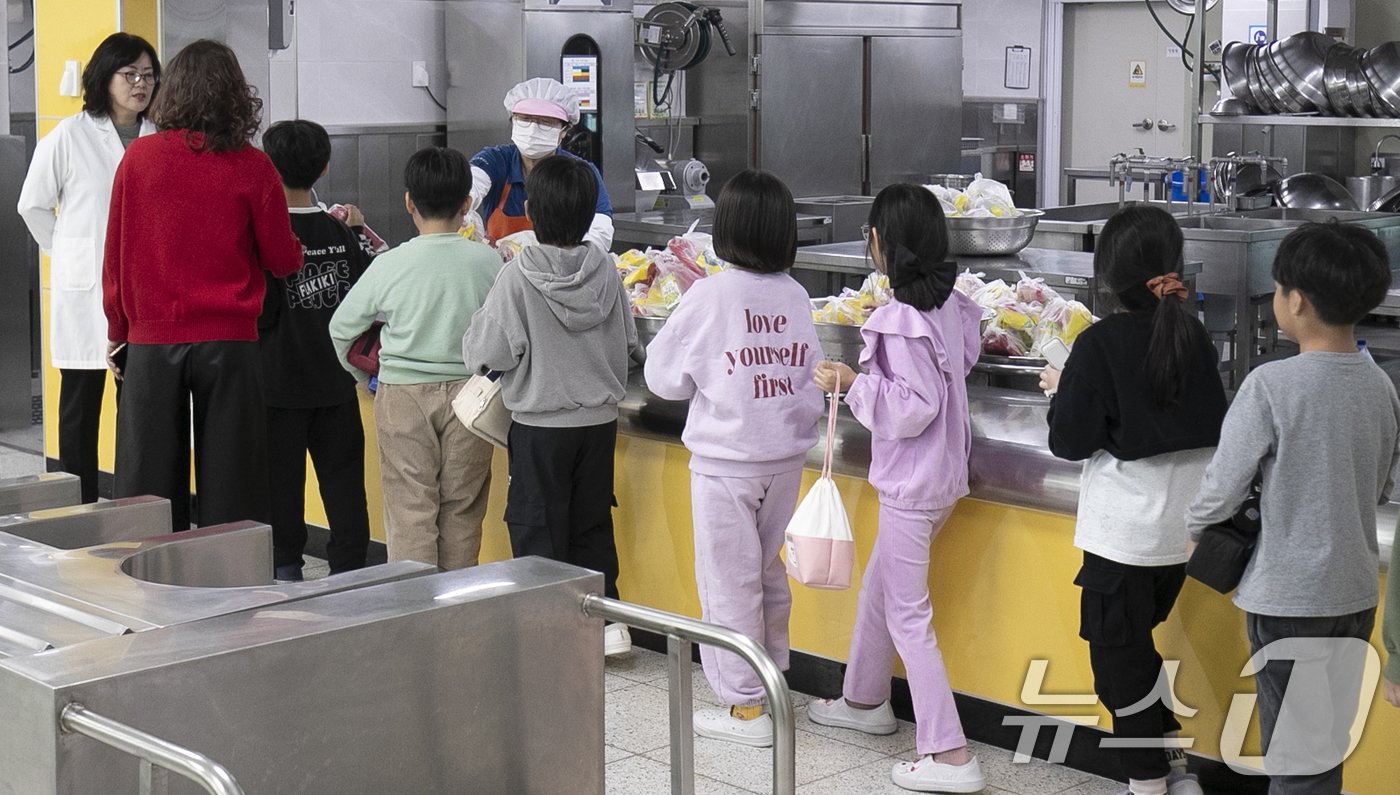 전국학교비정규직연대회의가 총파업에 들어간 6일 울산 남구 두왕초등학교 급식실에서 학생들이 점심으로 간편식을 받고 있다. 2024.12.6/뉴스1 ⓒ News1 조민주 기자