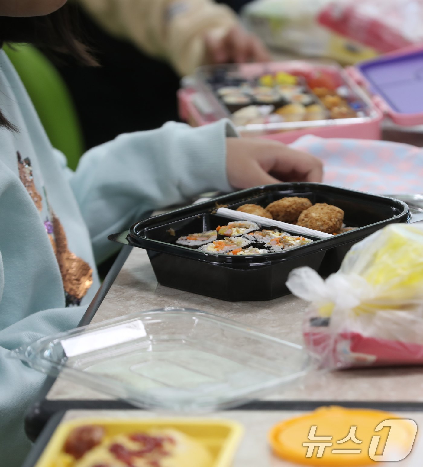 본문 이미지 - 전국학교비정규직연대회의가 총파업에 들어간 6일 울산 남구 두왕초등학교 급식실에서 학생들이 점심으로 도시락을 먹고 있다. 2024.12.6/뉴스1 ⓒ News1 조민주 기자