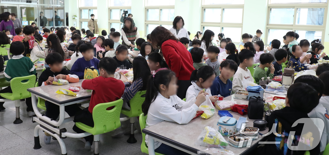 (울산=뉴스1) 조민주 기자 = 전국학교비정규직연대회의가 총파업에 들어간 6일 울산 남구 두왕초등학교 급식실에서 학생들이 점심으로 도시락을 먹고 있다. 2024.12.6/뉴스1