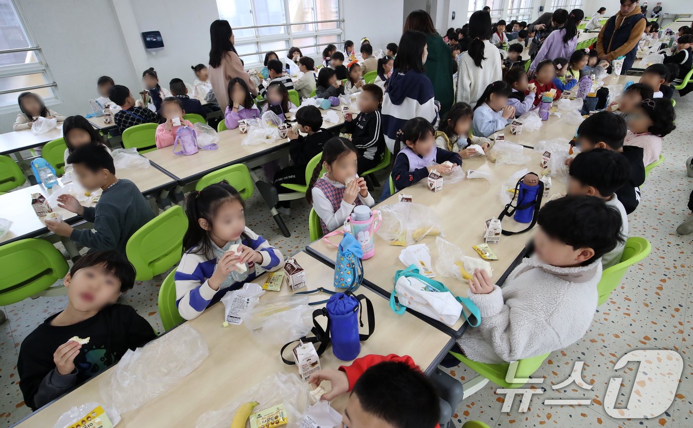 학교 급식·돌봄 업무에 종사하는 비정규직 노동자들이 총파업에 돌입한 6일 부산 시내 한 초등학교 급식실에서 학생들이 대체급식으로 나온 샌드위치·우유·바나나 등으로 점심을 먹고 있다. 2024.12.6/뉴스1 ⓒ News1 윤일지 기자