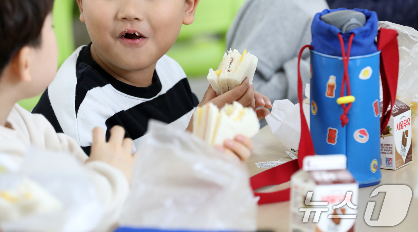 (부산=뉴스1) 윤일지 기자 = 학교 급식·돌봄 업무에 종사하는 비정규직 노동자들이 총파업에 돌입한 6일 부산 시내 한 초등학교 급식실에서 학생들이 대체급식으로 나온 샌드위치·우유 …