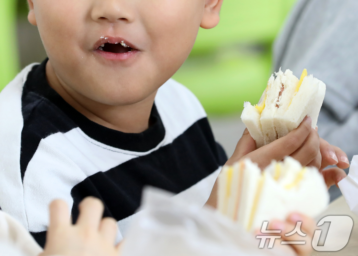 (부산=뉴스1) 윤일지 기자 = 학교 급식·돌봄 업무에 종사하는 비정규직 노동자들이 총파업에 돌입한 6일 부산 시내 한 초등학교 급식실에서 학생들이 대체급식으로 나온 샌드위치·우유 …