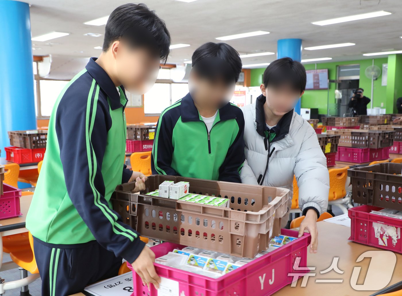 본문 이미지 - 학교 급식실과 돌봄 업무에 종사하는 비정규직 노동자들이 전국 총파업에 돌입한 6일 광주 서구의 한 중학교에서 학생들이 급식 대신 빵과 도시락으로 점심을 해결하기 위해 음식을 배부받고 있다. 2024.12.6/뉴스1 ⓒ News1 이수민 기자