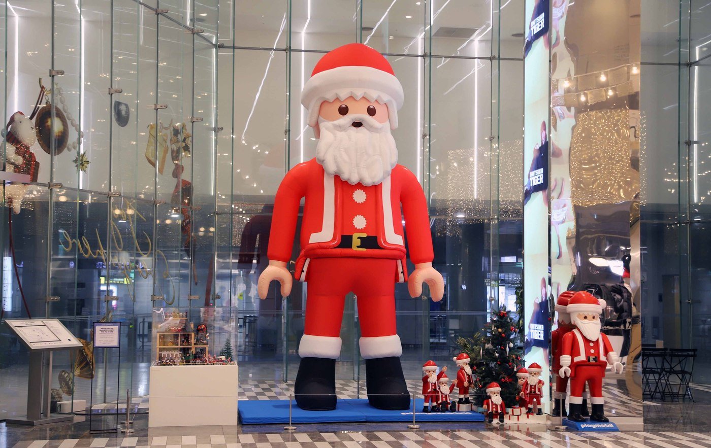 본문 이미지 - 플레이모빌 5m 대형 산타(신세계 제공)