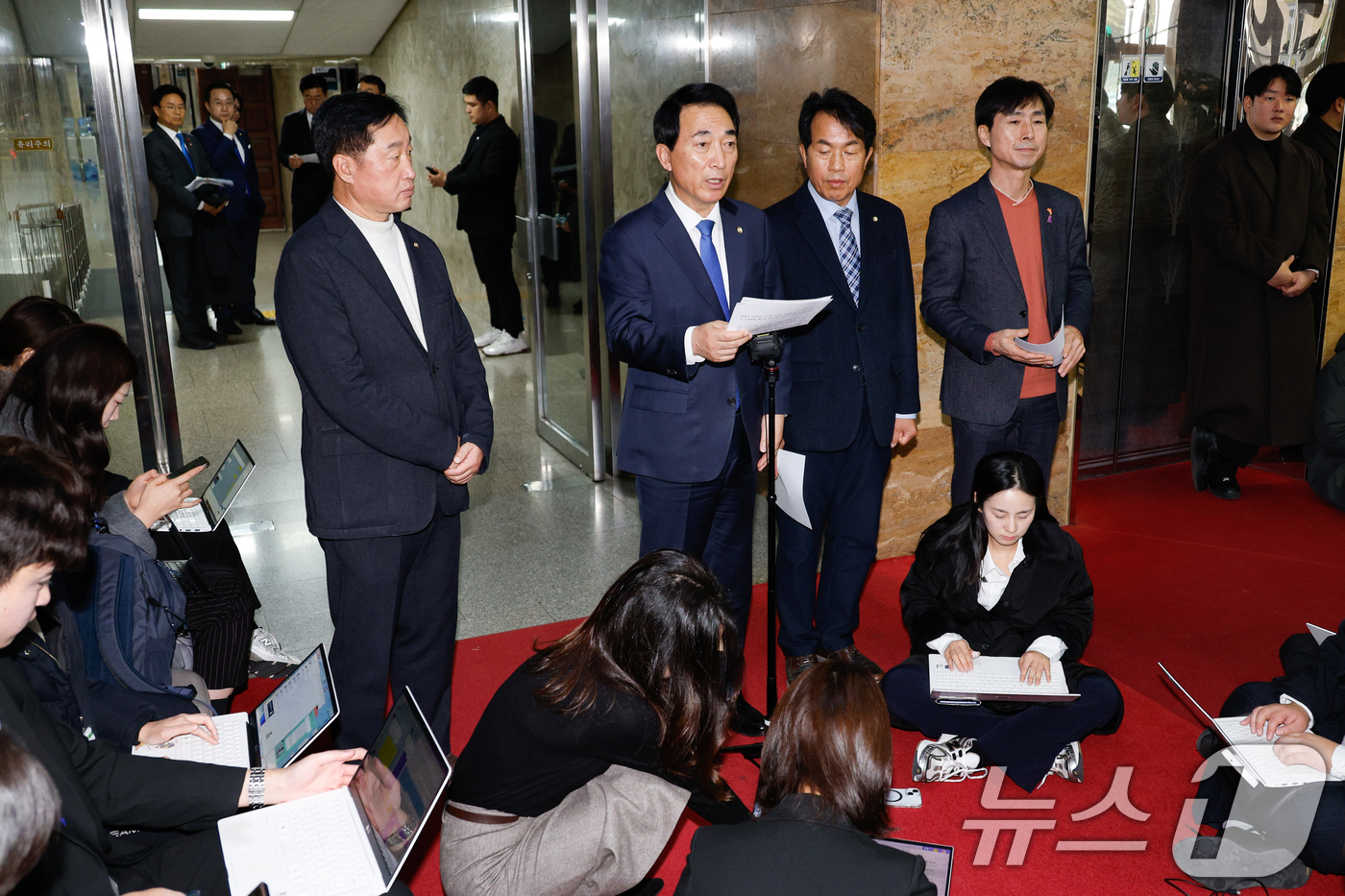 (서울=뉴스1) 안은나 기자 = ‘윤석열 탄핵 국회의원연대'의 공동대표인 박수현 더불어민주당 의원이 6일 오후 서울 여의도 국회에서 긴급 의원총회를 마친 후 입장을 밝히고 있다. …