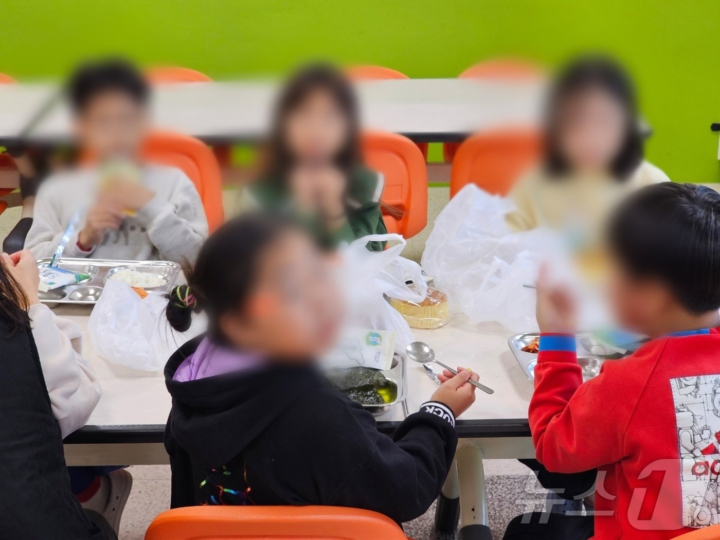 본문 이미지 - 학교 조리실물사 등 교육공무직이 총파업에 돌입한 6일 낮 창원 남산초등학교 학생들이 대체급식으로 받은 빵과 주스를 먹고 있다. 2024.12.6 ⓒ 뉴스1 박민석 기자