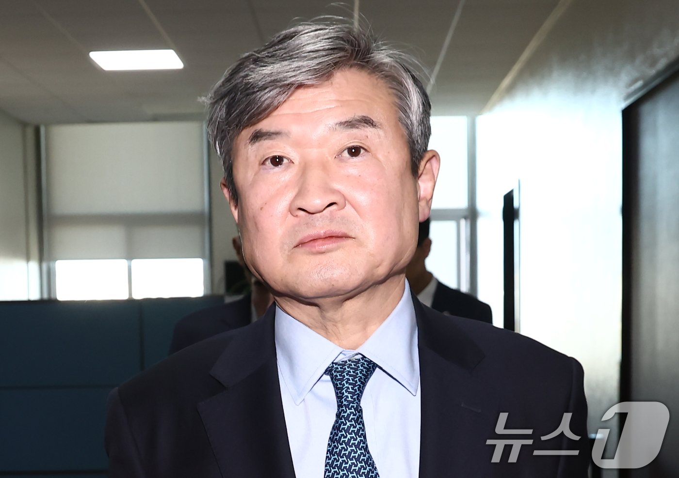 본문 이미지 - 조태용 국정원장이 6일 오후 서울 여의도 국회에서 신성범 위원장과 면담을 마치고 이동하고 있다. 2024.12.6/뉴스1 ⓒ News1 김민지 기자