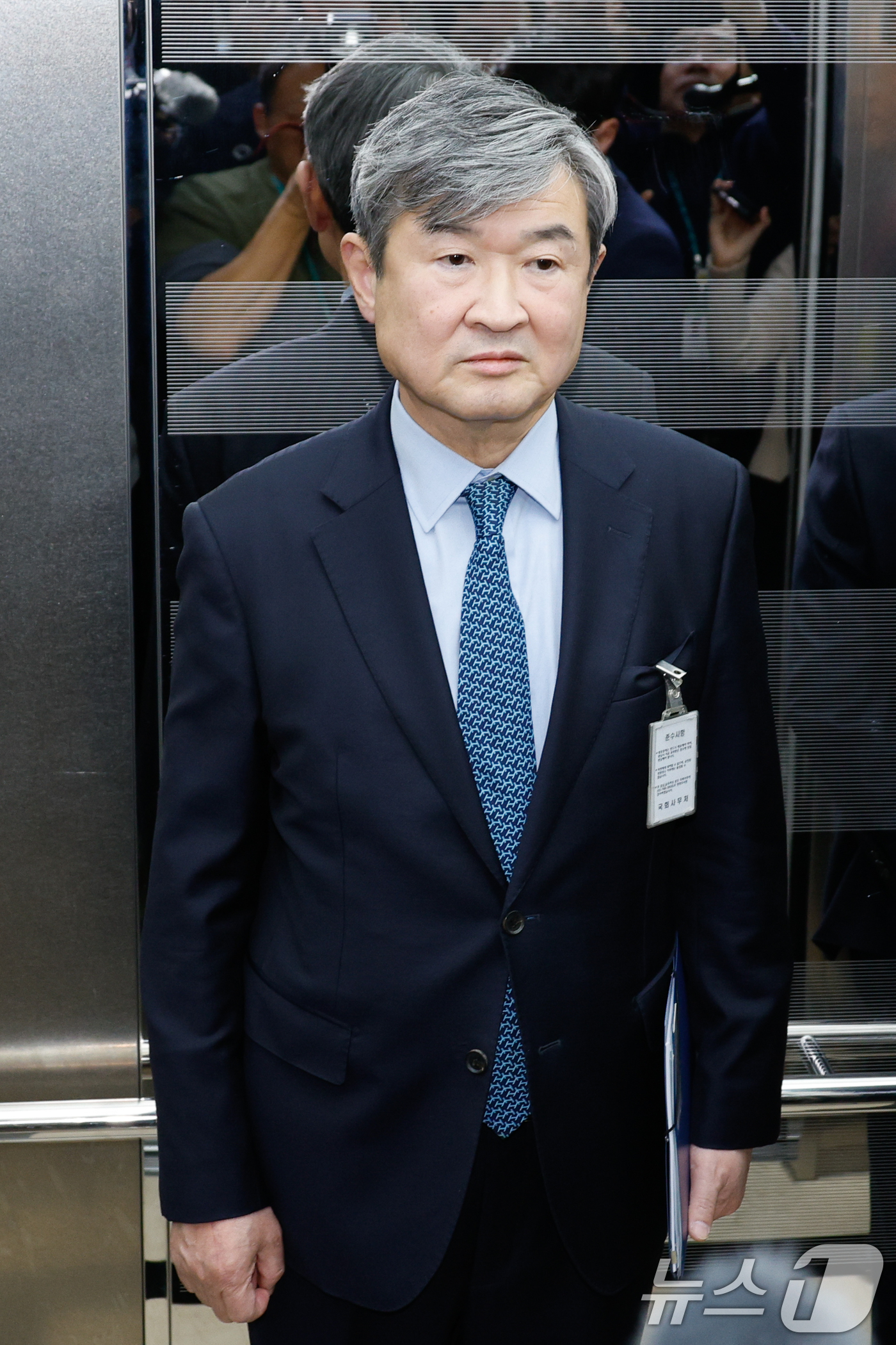 (서울=뉴스1) 안은나 기자 = 조태용 국가정보원장이 6일 오후 서울 여의도 국회에서 신성범 정보위원장 면담을 마친 후 승강기에 탑승하고 있다. 2024.12.6/뉴스1