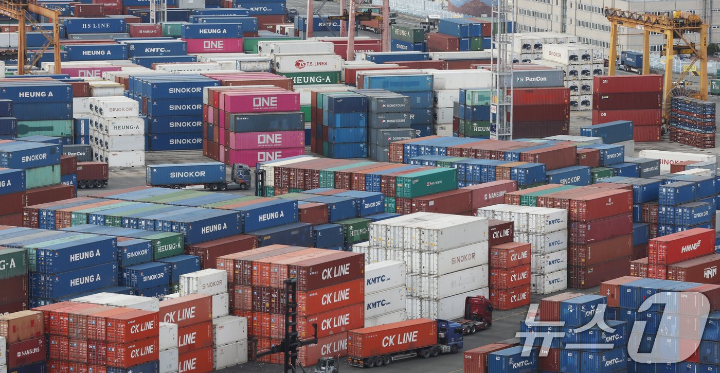 본문 이미지 - 6일 오후 부산항 신선대부두 야적장에 컨테이너가 가득 쌓여 있다. 2024.12.6/뉴스1 ⓒ News1 윤일지 기자