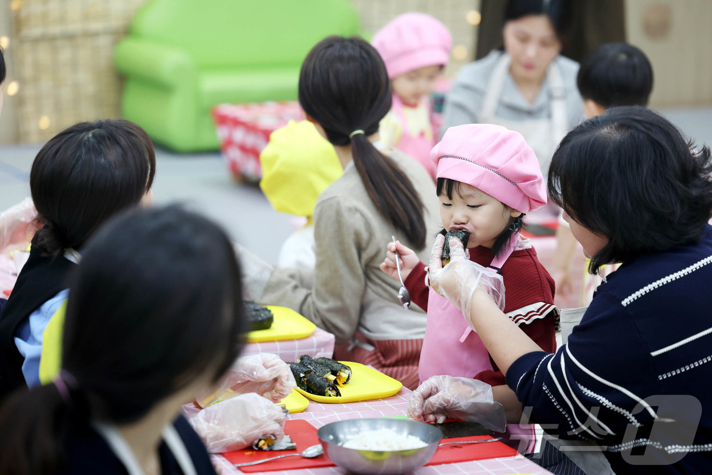 (광주=뉴스1) 박지현 기자 = 6일 광주 북구청직장어린이집에서 열린 학부모와 함께하는 요리 활동시간에 아이들이 구청에 근무하는 엄마와 함께 김밥을 만들며 즐거운 시간을 보내고 있 …