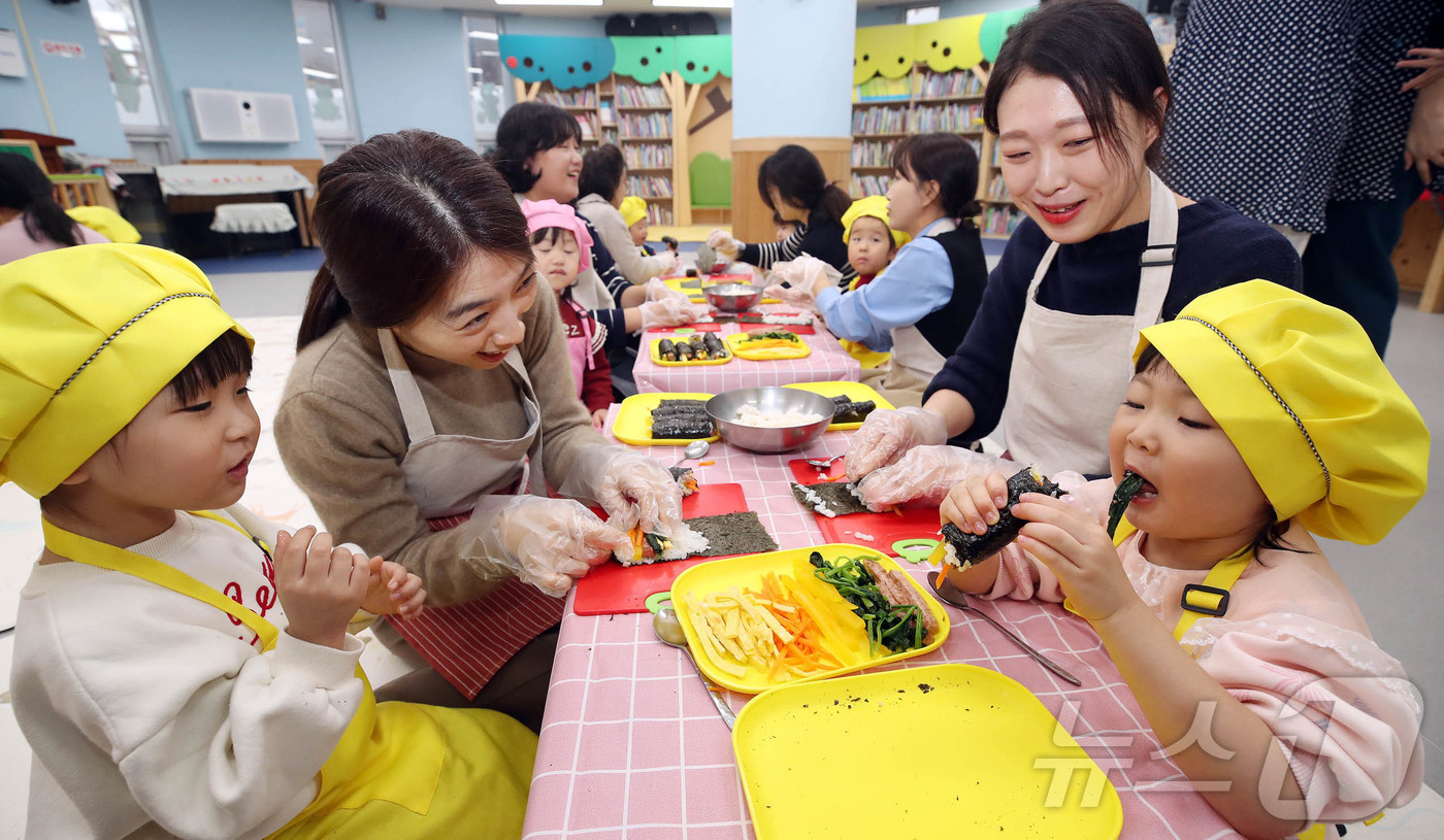 (광주=뉴스1) 박지현 기자 = 6일 광주 북구청직장어린이집에서 열린 학부모와 함께하는 요리 활동시간에 아이들이 구청에 근무하는 엄마와 함께 김밥을 만들며 즐거운 시간을 보내고 있 …