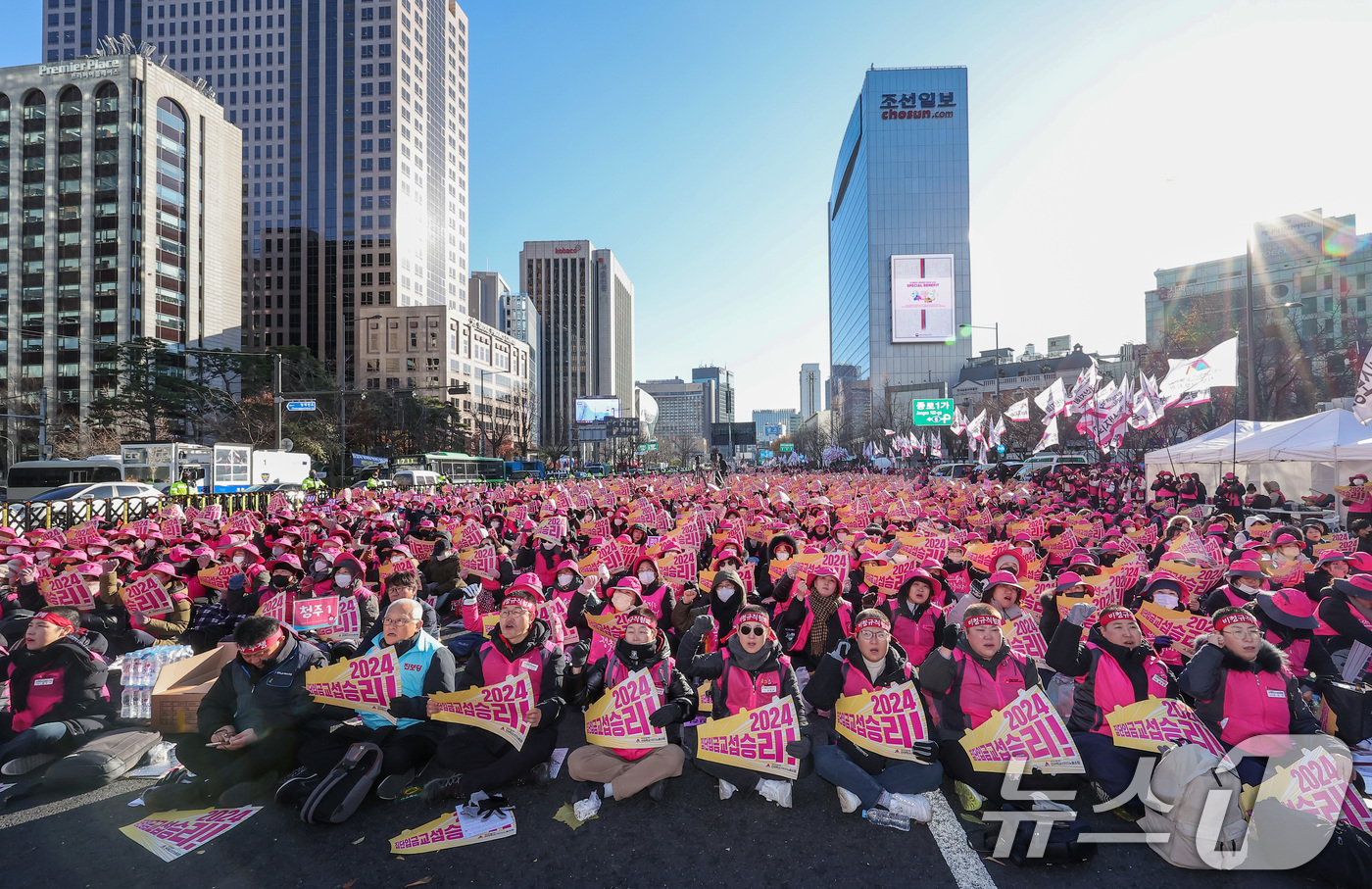 (서울=뉴스1) 김성진 기자 = 학교 급식·돌봄 업무에 종사하는 학교 비정규직 노동자들이 6일 서울 종로구 동화면세점 앞에서 총파업 결의대회를 열고 구호를 외치고 있다.전국학교비정 …