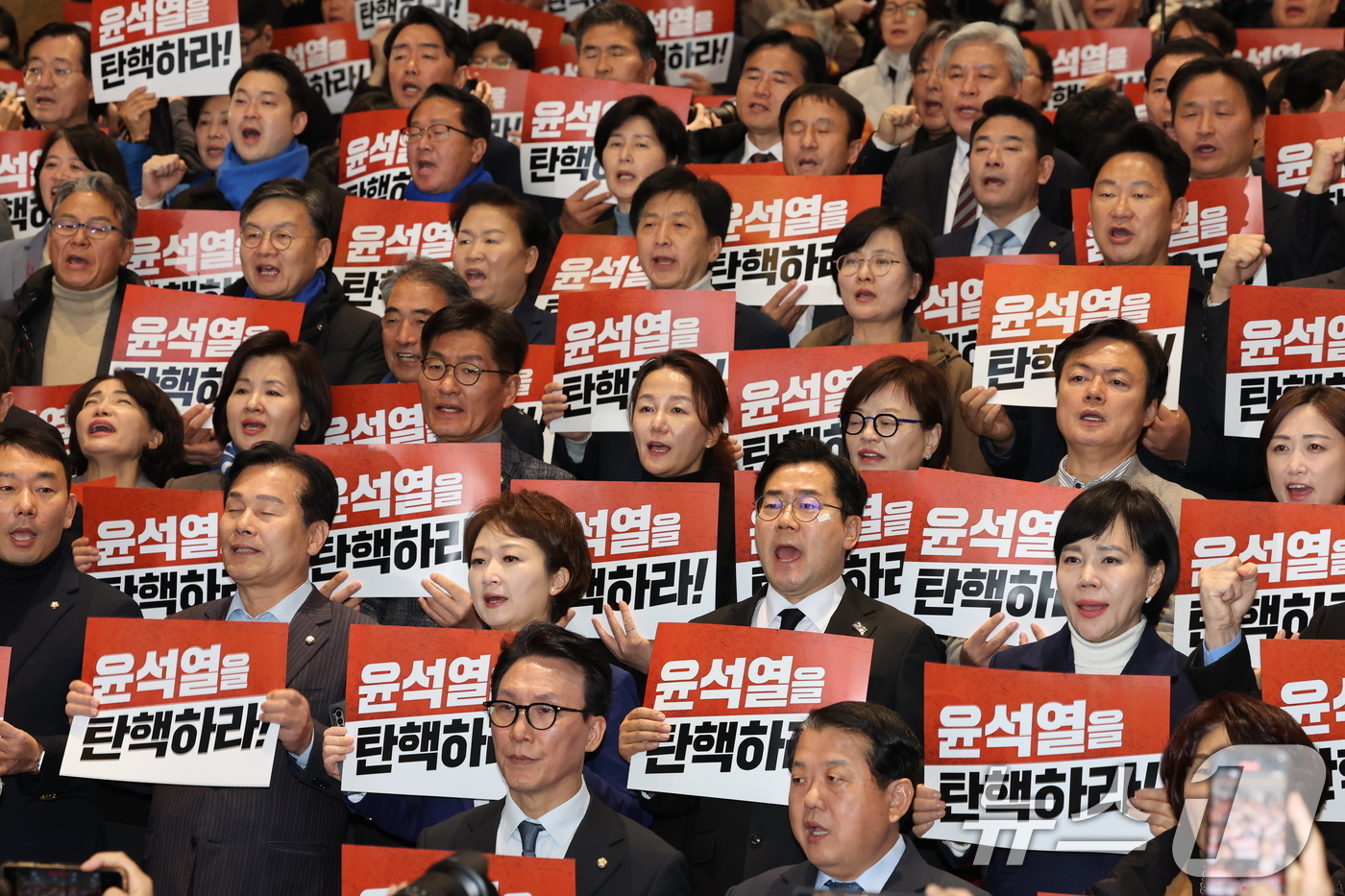 (서울=뉴스1) 이재명 기자 = 박찬대 더불어민주당 원내대표를 비롯한 의원들이 6일 서울 여의도 국회 본청에서 윤석열 대통령의 국회 방문 계획이 알려지자 구호를 외치며 막아서고 있 …