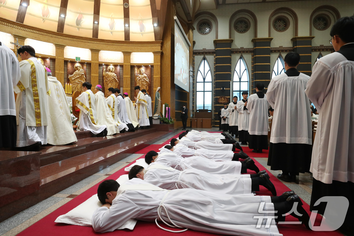 (수원=뉴스1) 김영운 기자 = 6일 오후 경기 장안구 정자동 주교좌성당에서 ‘2024년 천주교 수원교구 사제 서품식’이 거행되고 있다. 2024.12.6/뉴스1