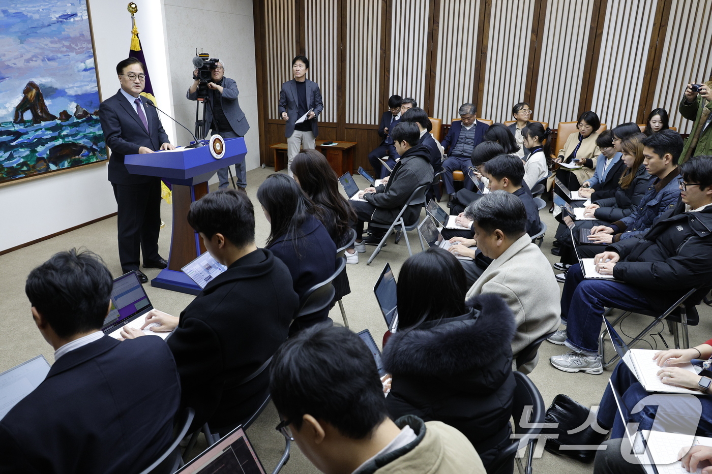 (서울=뉴스1) 안은나 기자 = 우원식 국회의장이 6일 오후 서울 여의도 국회에서 긴급성명을 발표하고 있다. 2024.12.6/뉴스1