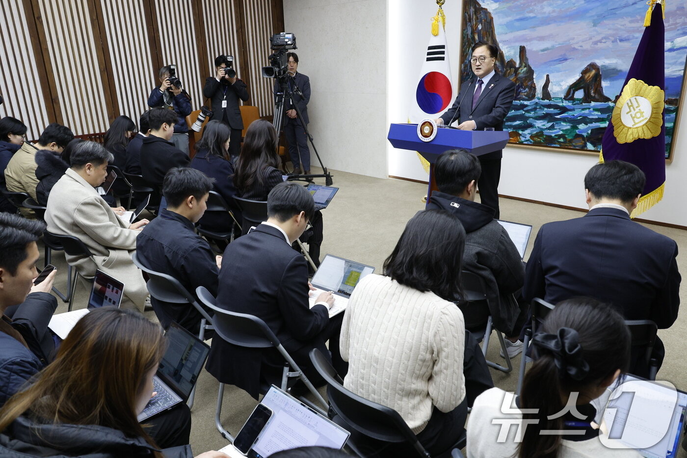 본문 이미지 - 우원식 국회의장이 6일 오후 서울 여의도 국회에서 긴급성명을 발표하고 있다. 2024.12.6/뉴스1 ⓒ News1 안은나 기자