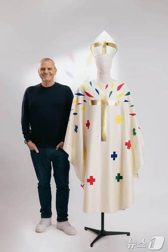 본문 이미지 - 장샤를 드 카스텔 바작과 새로운 전례복&#40;Jean-Charles de Castelbajac 제공&#41;