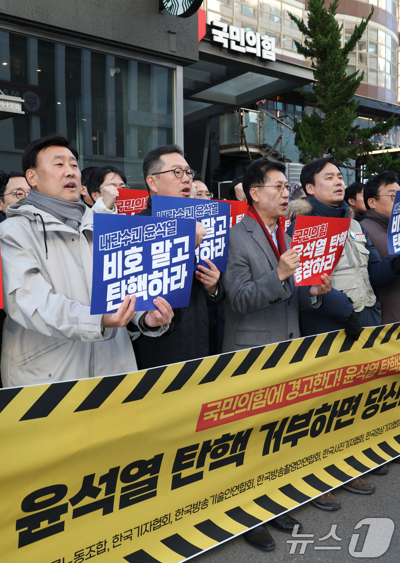 (서울=뉴스1) 사진공동취재단 = 언론 현업단체 11곳(방송기자연합회, 전국언론노동조합, 한국기자협회, 한국방송기술인연합회, 한국방송촬영인연합회, 한국사진기자협회, 한국아나운서연합 …