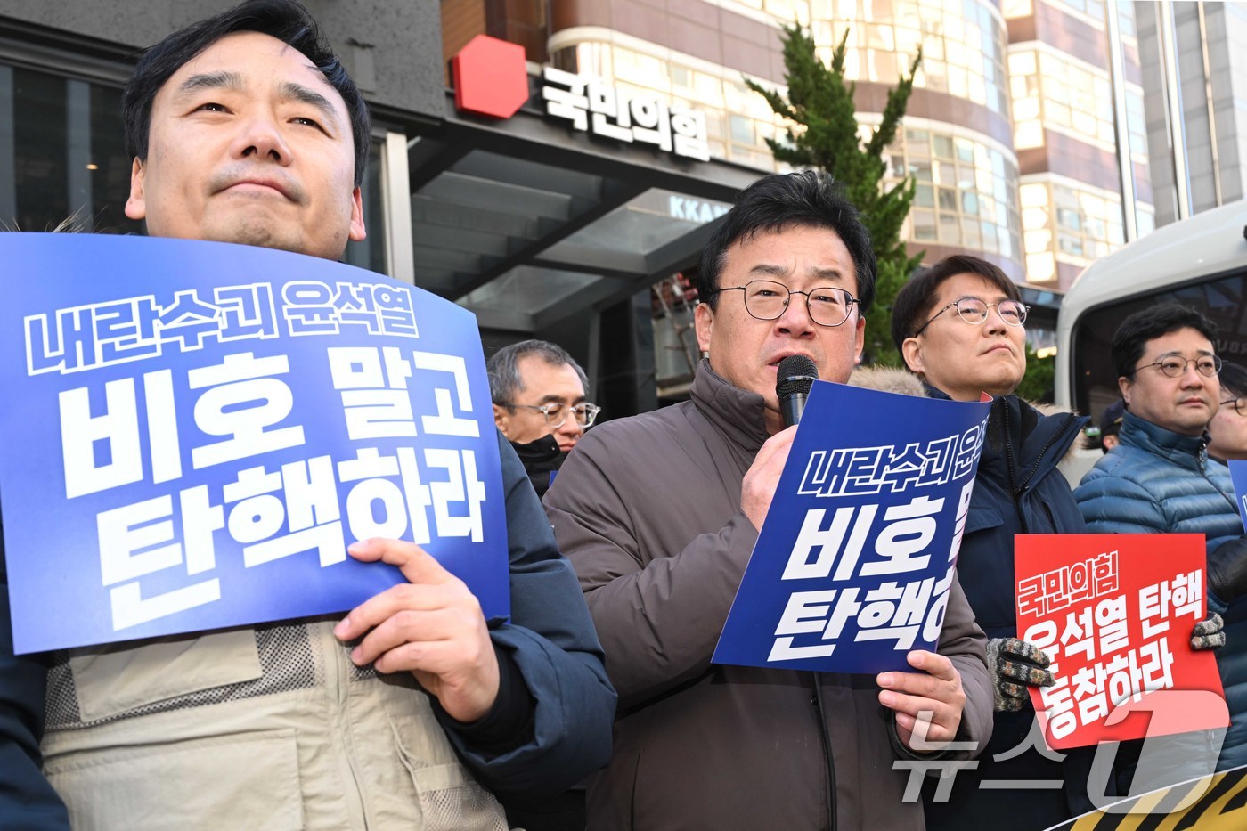 (서울=뉴스1) 사진공동취재단 = 박종현 한국기자협회장이 6일 오후 서울 여의도 국민의힘 중앙당사 앞에서 열린 '윤석열 탄핵 거부하면 당신들도 내란 공범이다' 언론 현업 11단체 …