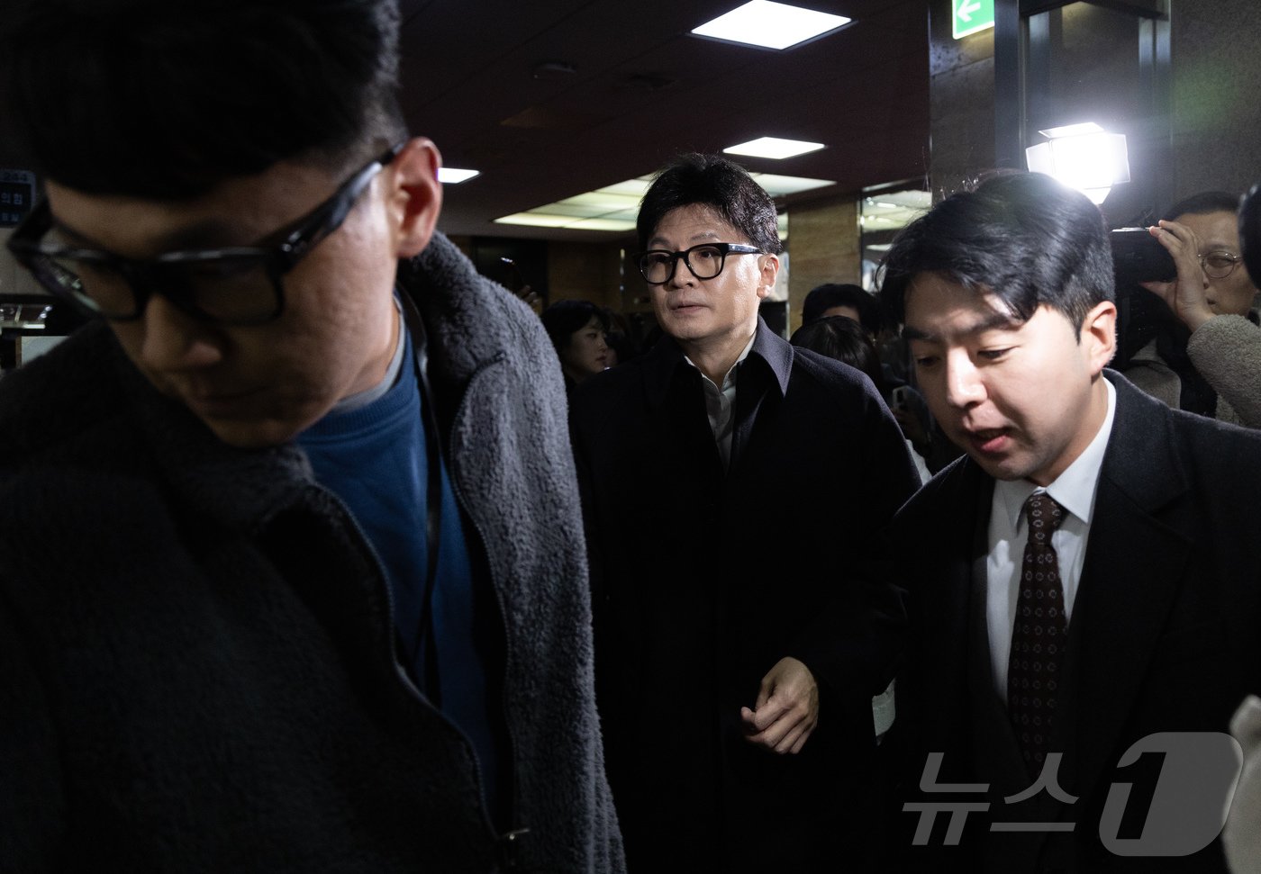 본문 이미지 - 윤석열 대통령과 면담한 것으로 알려진 한동훈 국민의힘 대표가 6일 오후 서울 여의도 국회에 도착하고 있다. 2024.12.6/뉴스1 ⓒ News1 이재명 기자