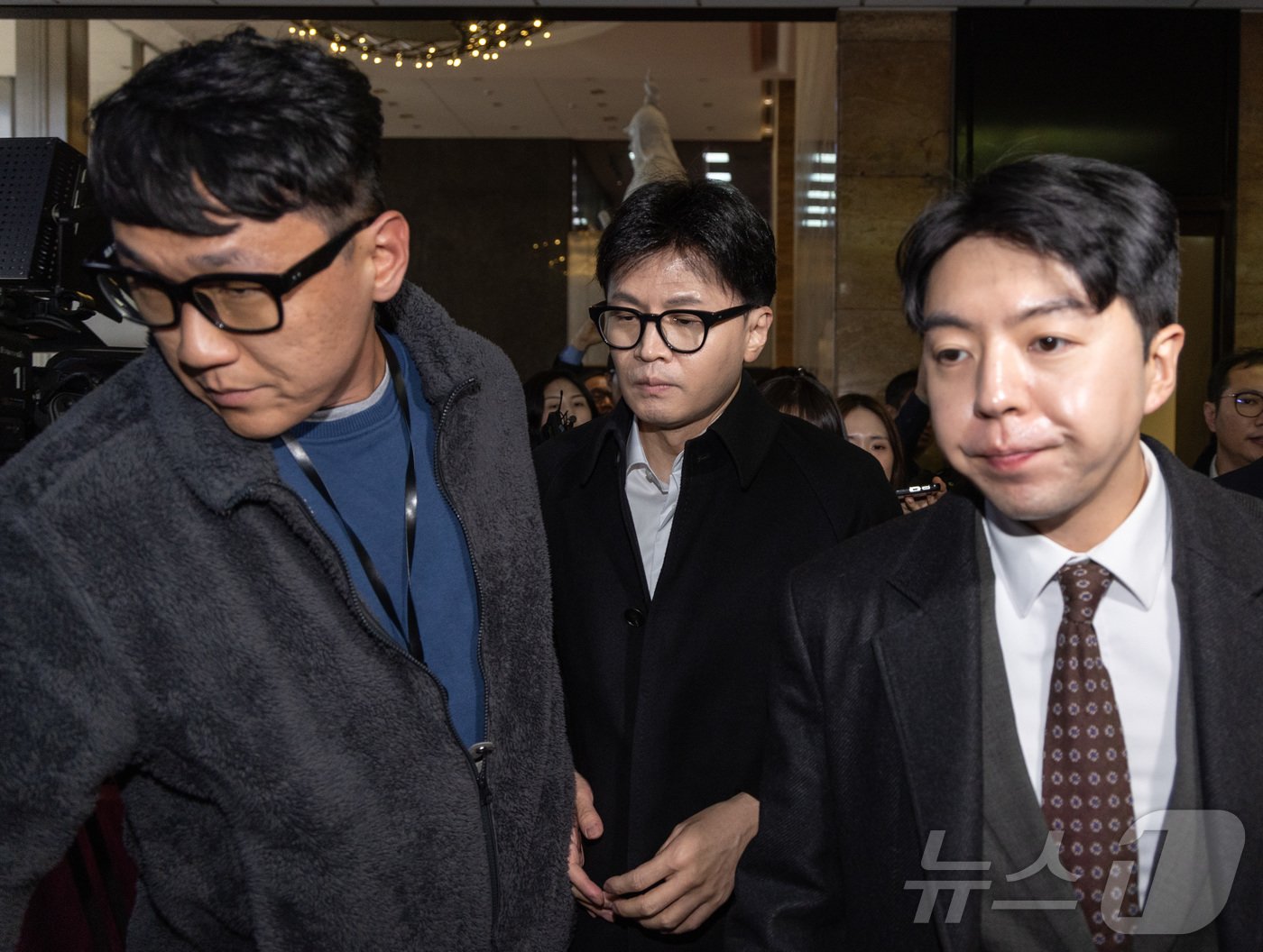 본문 이미지 - 윤석열 대통령과 면담한 것으로 알려진 한동훈 국민의힘 대표가 6일 오후 서울 여의도 국회에 도착하고 있다. 2024.12.6/뉴스1 ⓒ News1 이재명 기자