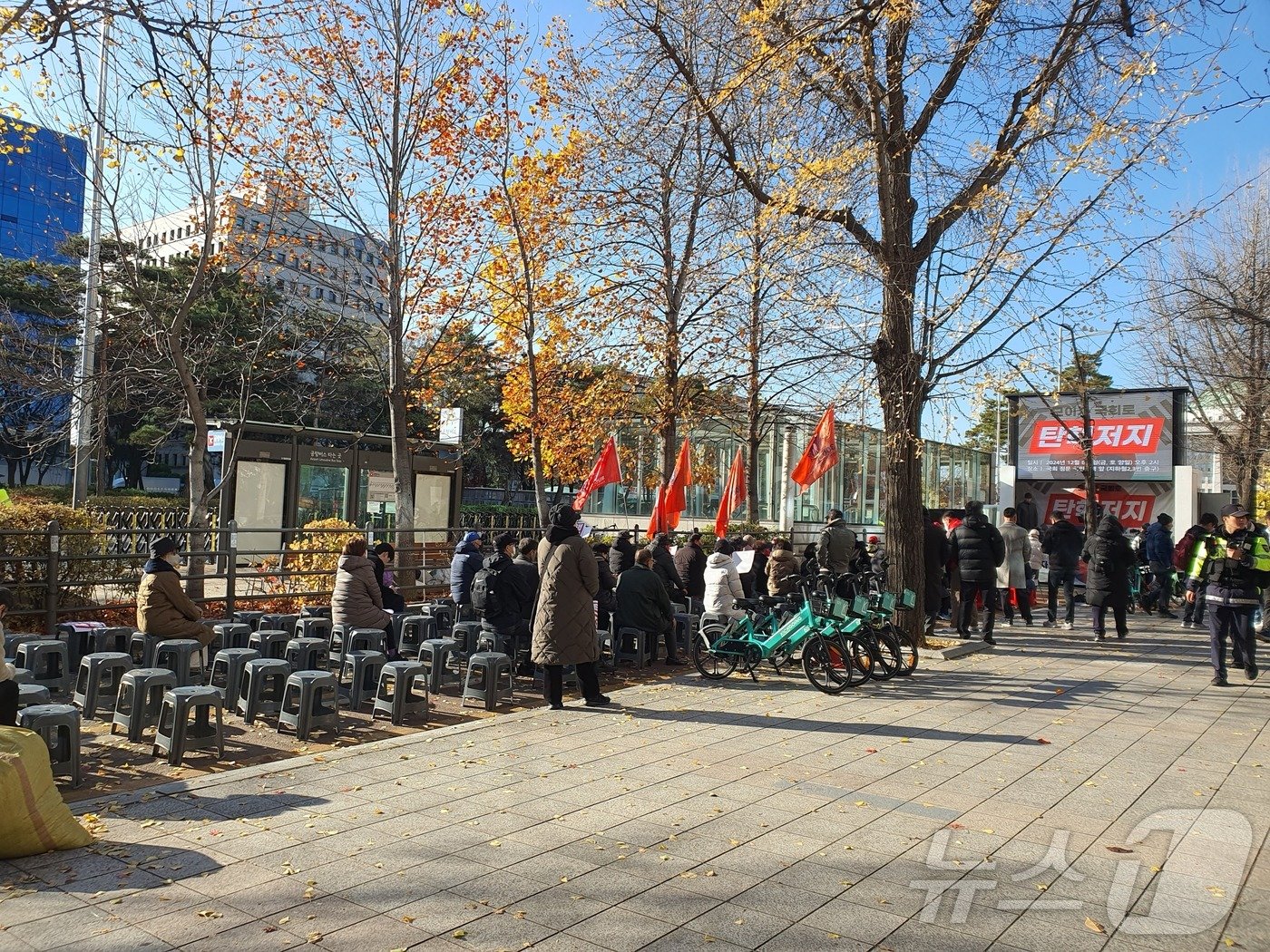 본문 이미지 - 6일 오후 2시30분쯤 서울 영등포구 국회의사당역 2번 출구 인근 신자유연대 &#39;탄핵저지&#39; 집회 현장 2024.12.6