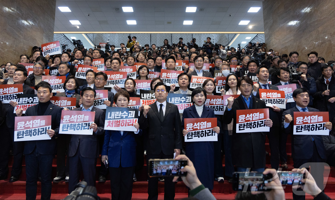 (서울=뉴스1) 이재명 기자 = 야당 의원들이 6일 서울 여의도 국회 본청에서 윤석열 대통령의 국회 방문 계획이 알려지자 구호를 외치며 막아서고 있다. 2024.12.6/뉴스1