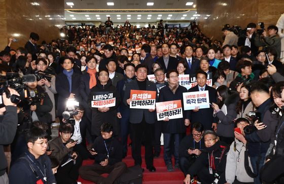 '尹탄핵론' 수면 위로 떠오르자…정치테마株 폭주[핫종목]