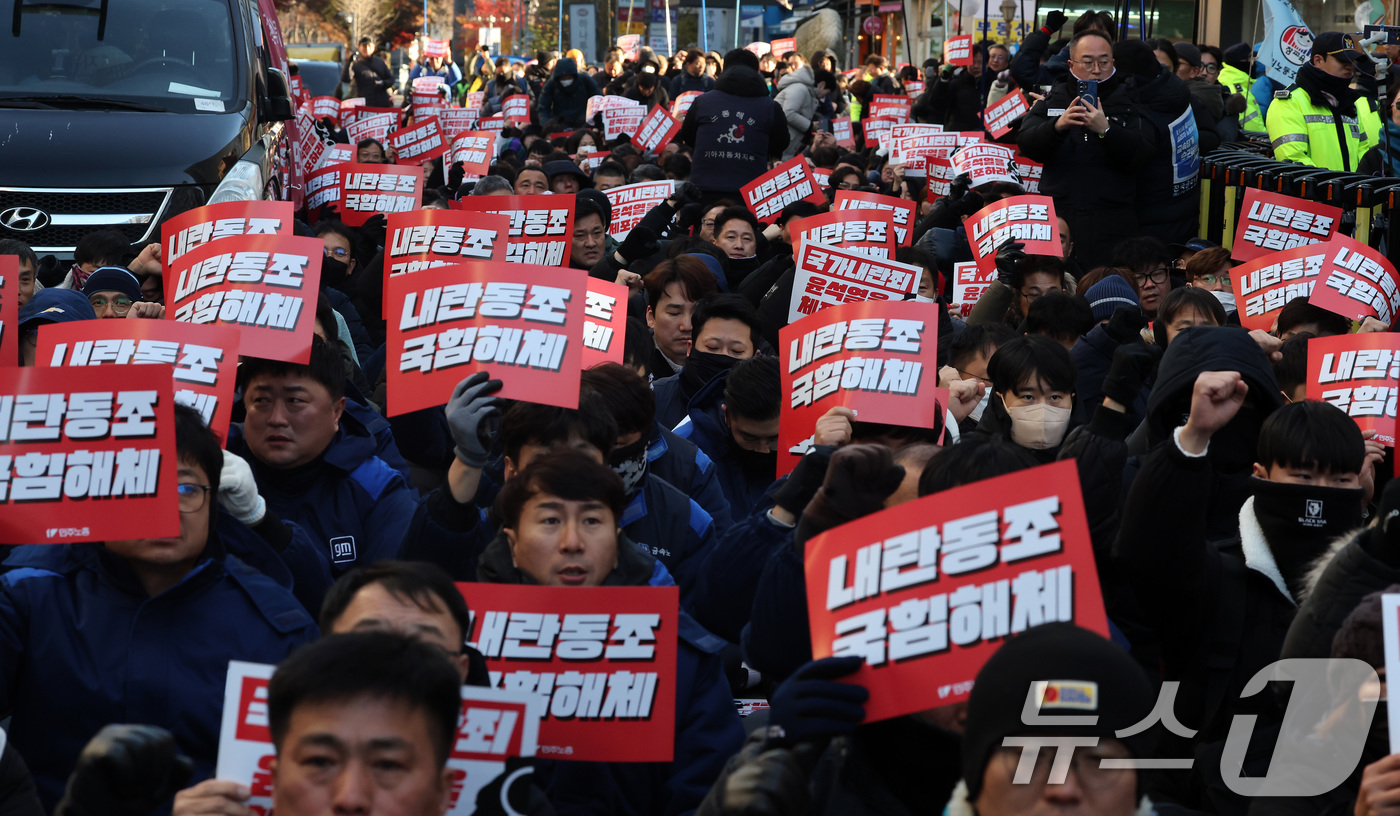 (서울=뉴스1) 이동해 기자 = 6일 서울 여의도 국회의사당 앞에서 열린 '내란범 윤석열 즉각 탄핵! 민심거역 국민의힘 규탄! 민주노총 결의대회'에서 참석자들이 손피켓을 들고 구호 …