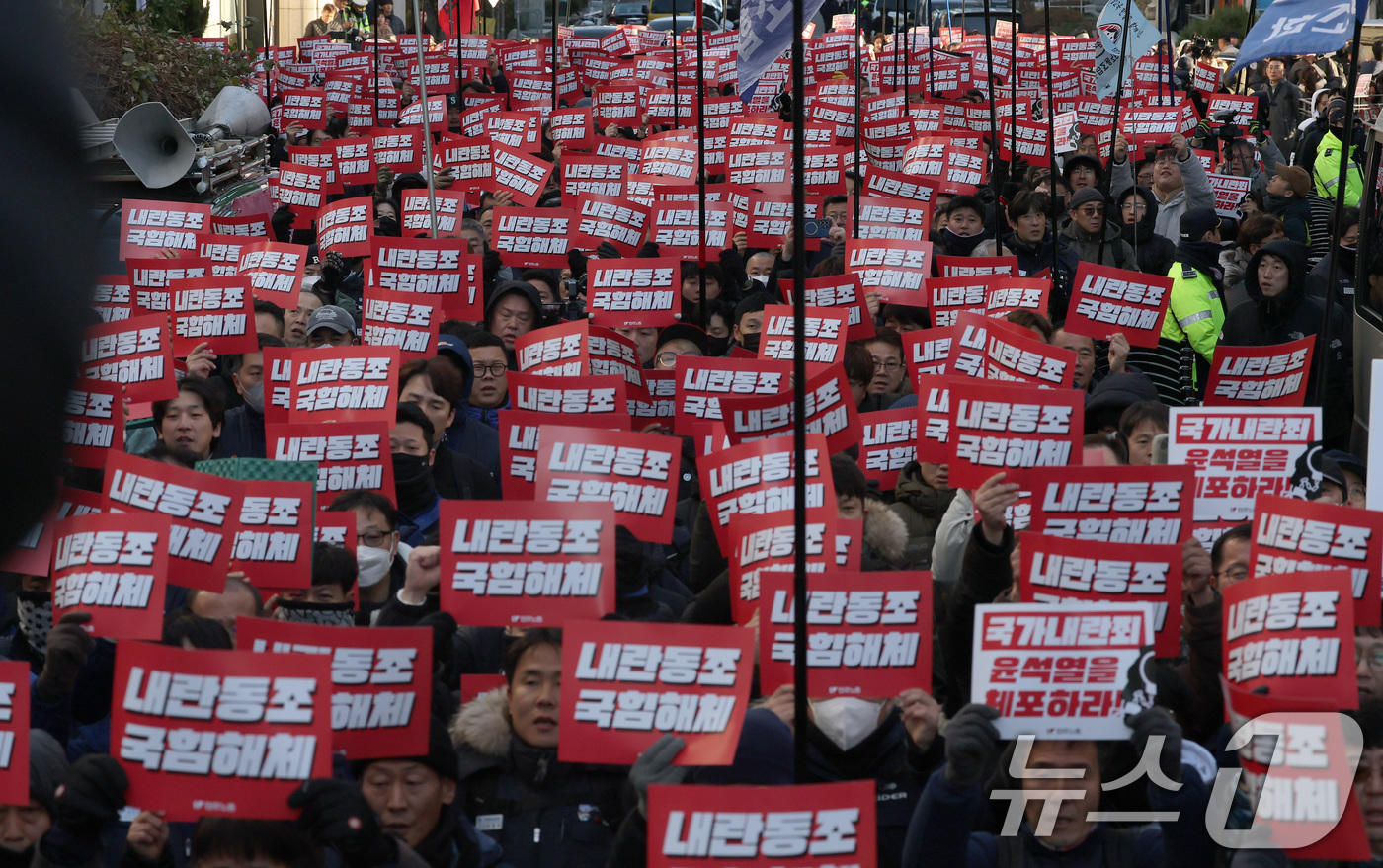 (서울=뉴스1) 이동해 기자 = 6일 서울 여의도 국회의사당 앞에서 열린 '내란범 윤석열 즉각 탄핵! 민심거역 국민의힘 규탄! 민주노총 결의대회'에서 참석자들이 손피켓을 들고 구호 …