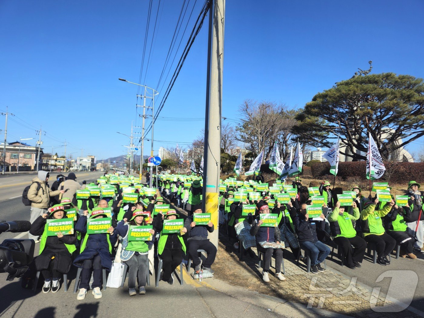 전국교육공무직본부 강원지부는 6일 도교육청 앞에서 총파업 대회를 열고 비정규직 차별 철폐, 실질임금 인상 등을 촉구했다.2024.12.6 한귀섭 기자