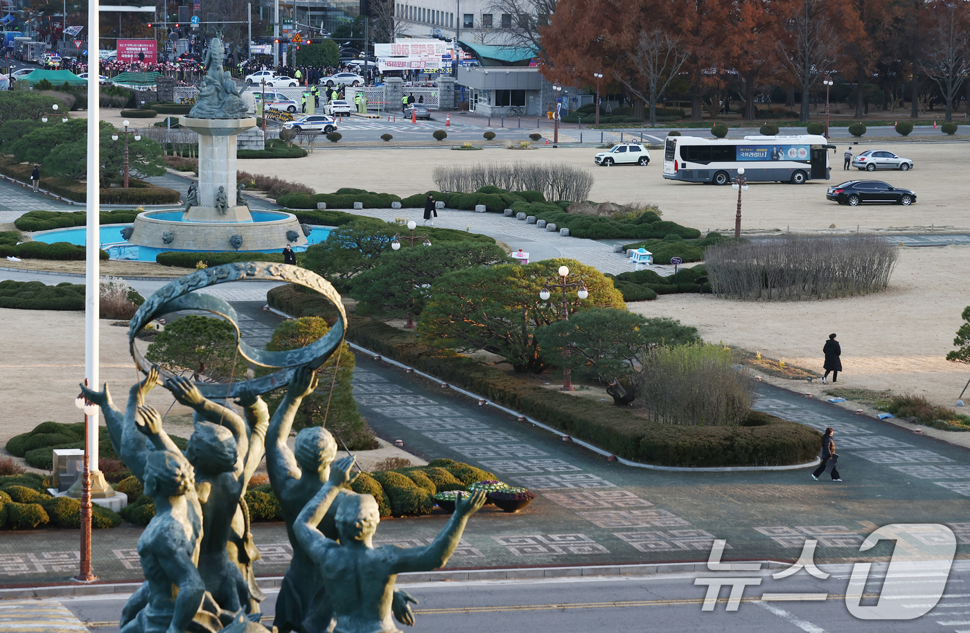 (서울=뉴스1) 김민지 기자 = 6일 오후 서울 여의도 국회 잔디광장에 헬기 착륙 방지를 위해 대형 버스 등 차량들이 배치되고 있다.이는 혹시 모를 2차 비상계엄 발생시 군 헬기 …