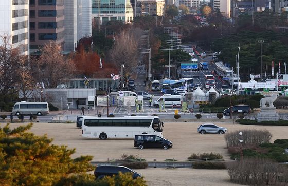 '탄핵 D-1' 국회 앞 "윤석열 체포"…보수단체 집회 '썰렁'